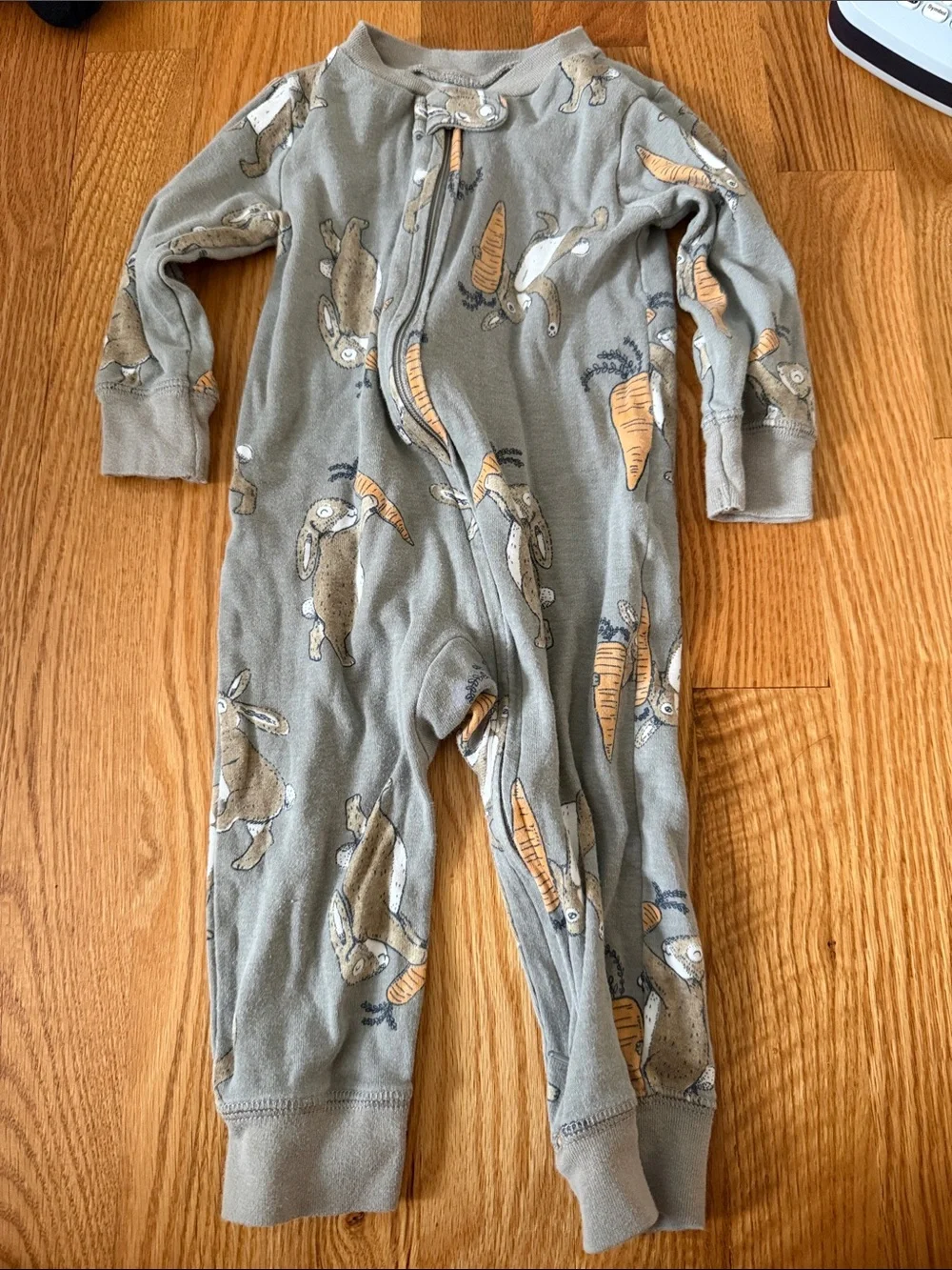 Carter's Gray Bunny & Carrot One-Piece Play / Pajamas 6-9M